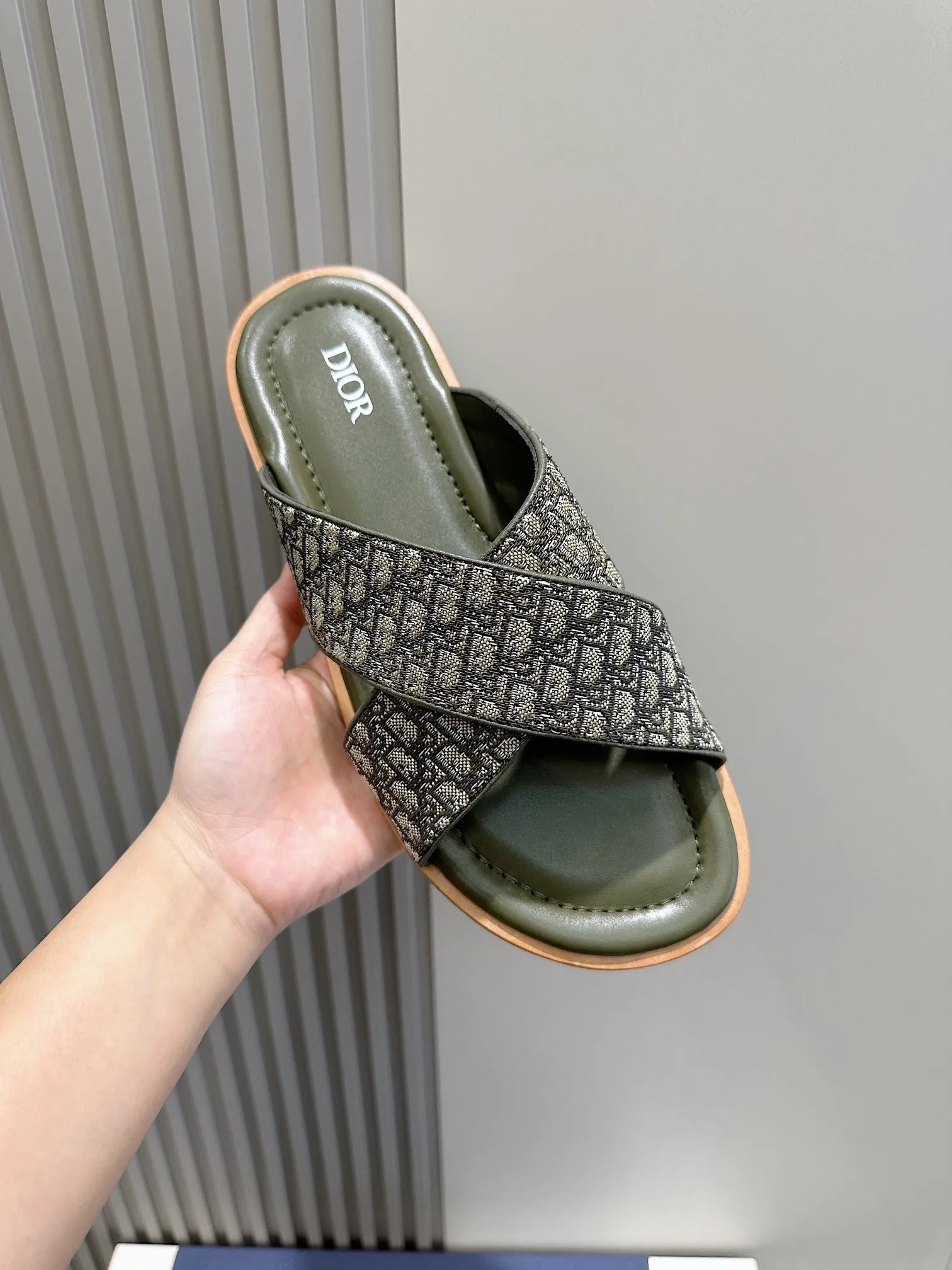 P320 [DIOR] Size 39-44 (38.45 custom-made) 2024ss Dior’s latest men’s slippers are a must-have. Dior Alias ​​Men's Genuine Leather Slippers This summer new Alias ​​sandal embodies a casual and elegant style. Carefully crafted from grained cow leather and Oblique printed fabric, with cowhide lining! Cross-strap design with metal-clad brass CD Diamond logo. The imported cowhide leather and rubber sole adds sophistication and comfort, while Oblique print-effect anti-slip panels add style.
